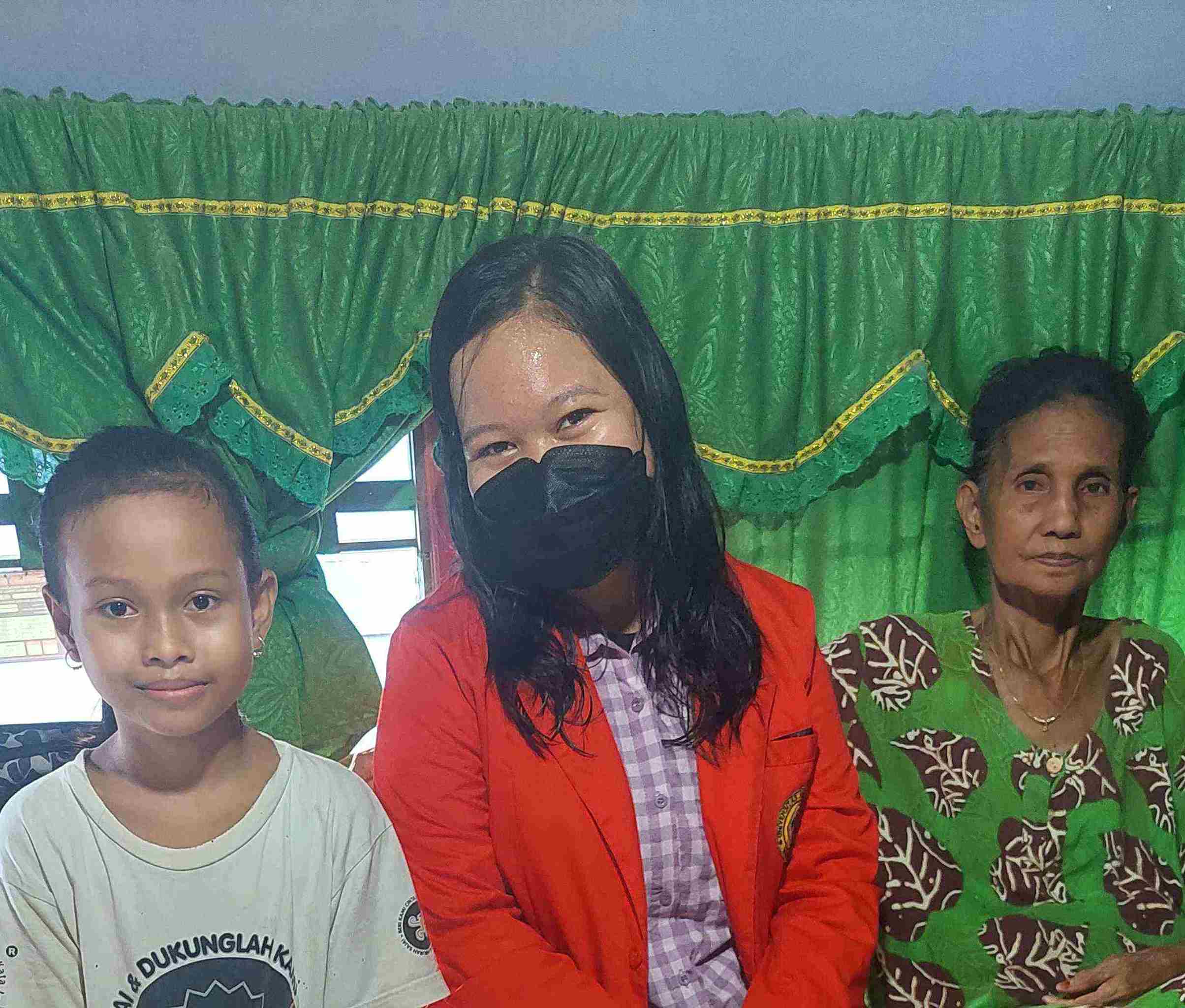 Kunjungan Kedelapan: Makasih Sudah Mau Ikut Foto Nenek